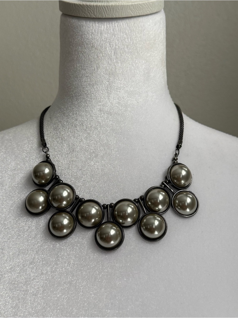 Gunmetal Pearl Collar Necklace in Silver-Gray